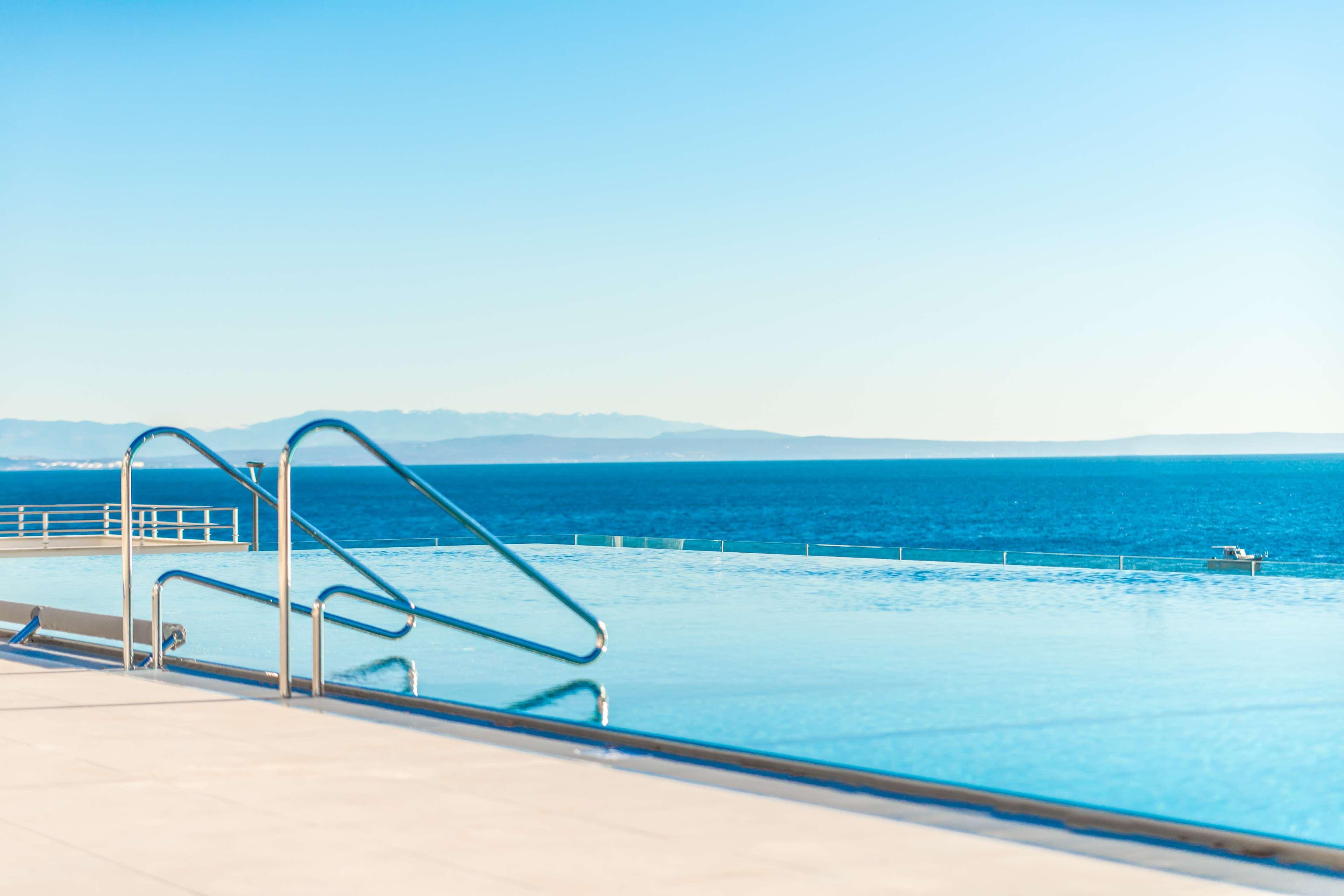 Hilton Rijeka Costabella Beach Resort And Spa Luaran gambar The pool at the Hotel