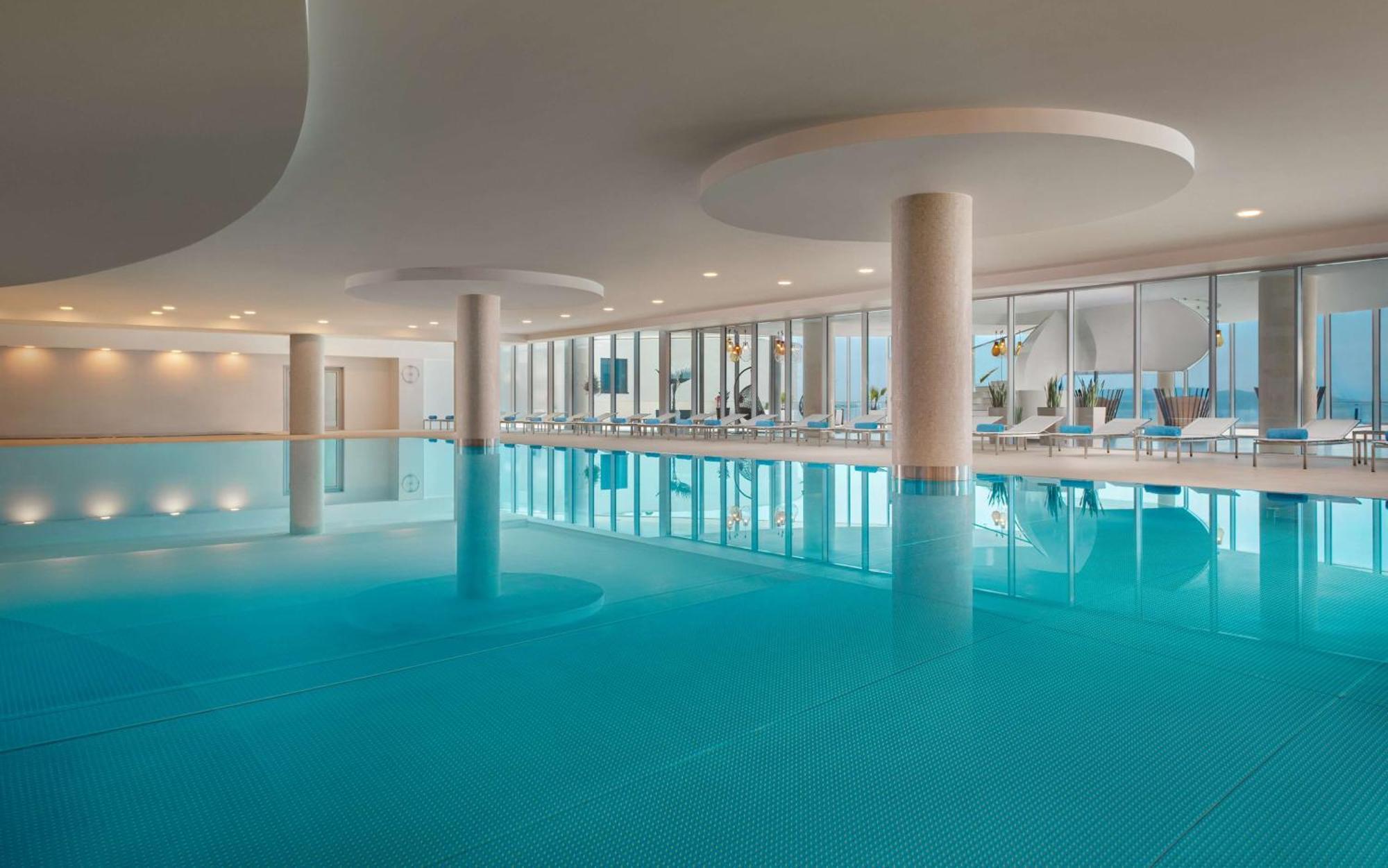 Hilton Rijeka Costabella Beach Resort And Spa Luaran gambar The swimming pool at the hotel