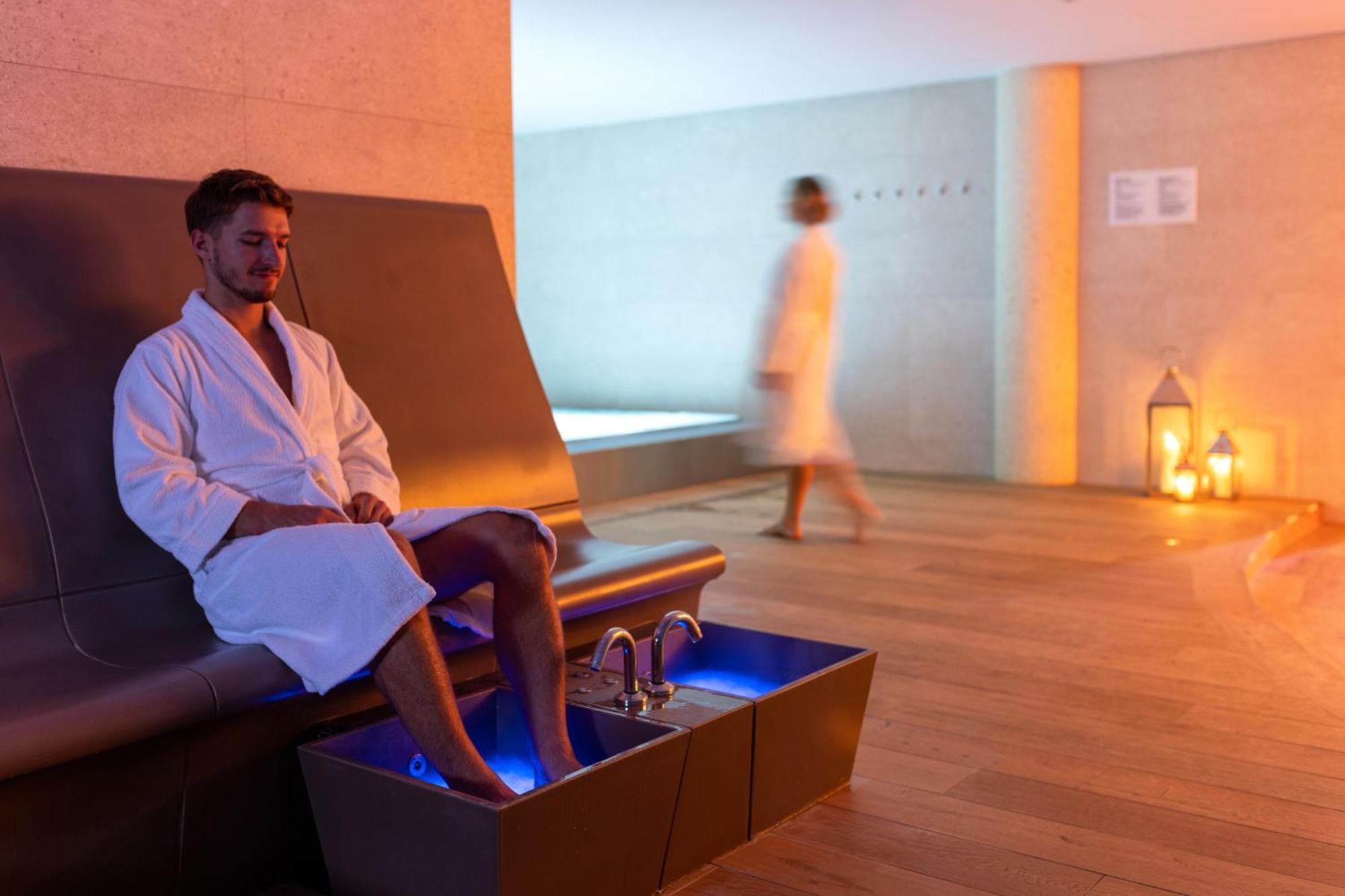 Hilton Rijeka Costabella Beach Resort And Spa Luaran gambar A foot bath
