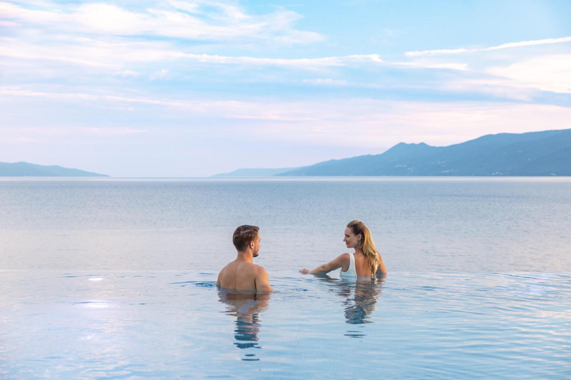 Hilton Rijeka Costabella Beach Resort And Spa Luaran gambar Bathing in the Dead Sea