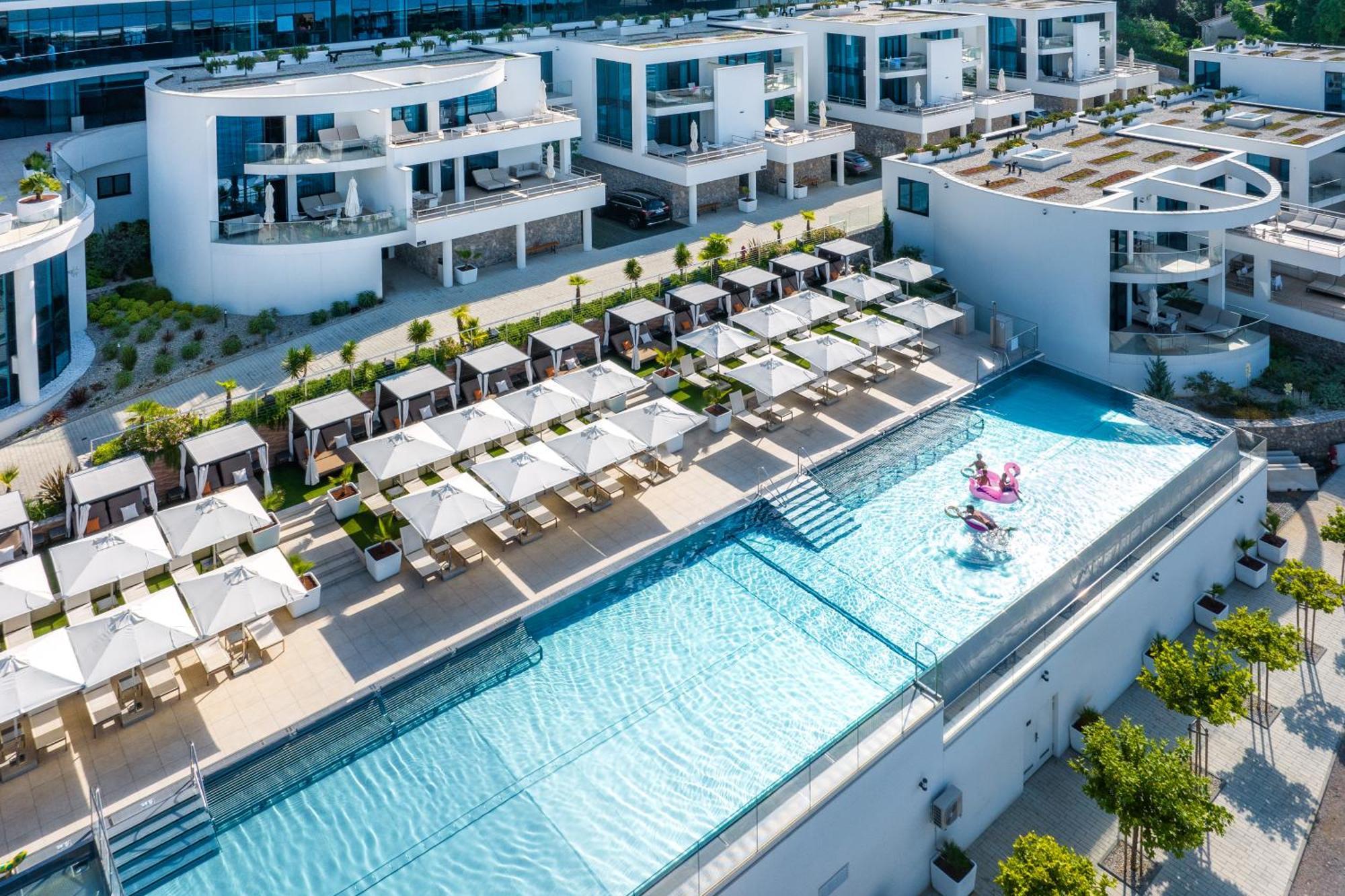 Hilton Rijeka Costabella Beach Resort And Spa Luaran gambar The hotel's rooftop pool