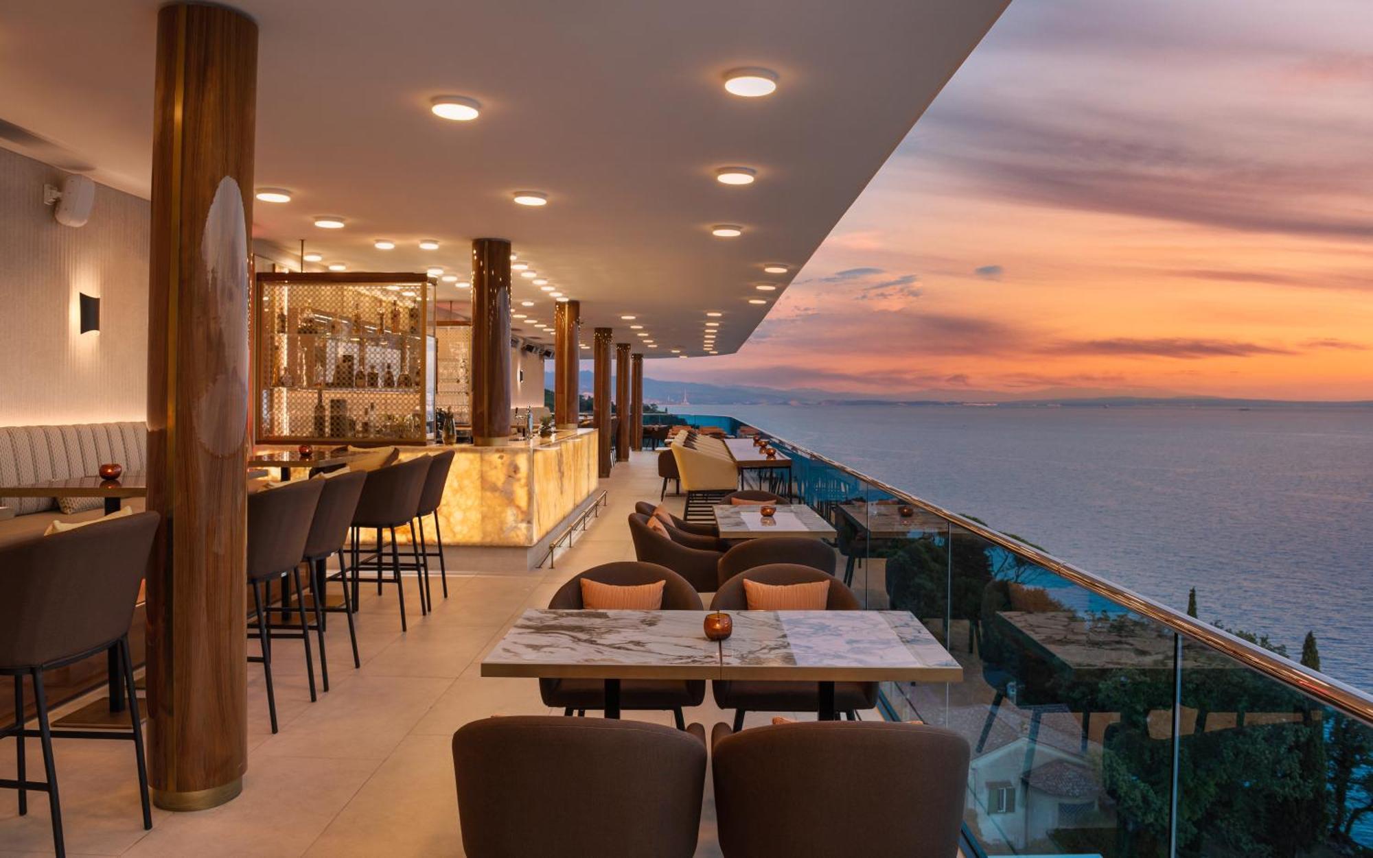 Hilton Rijeka Costabella Beach Resort And Spa Luaran gambar The Sky Bar