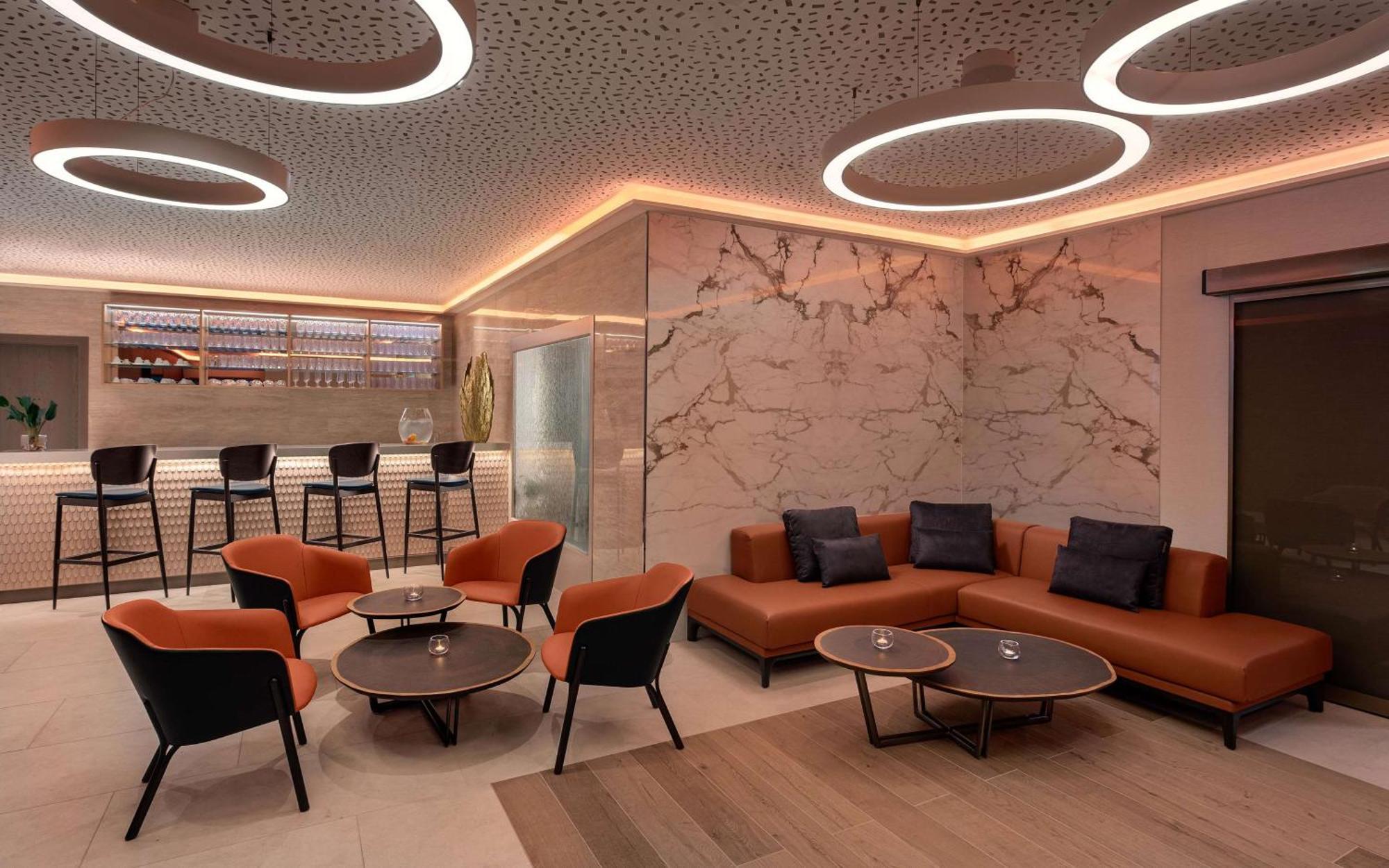 Hilton Rijeka Costabella Beach Resort And Spa Luaran gambar The lounge at the airport