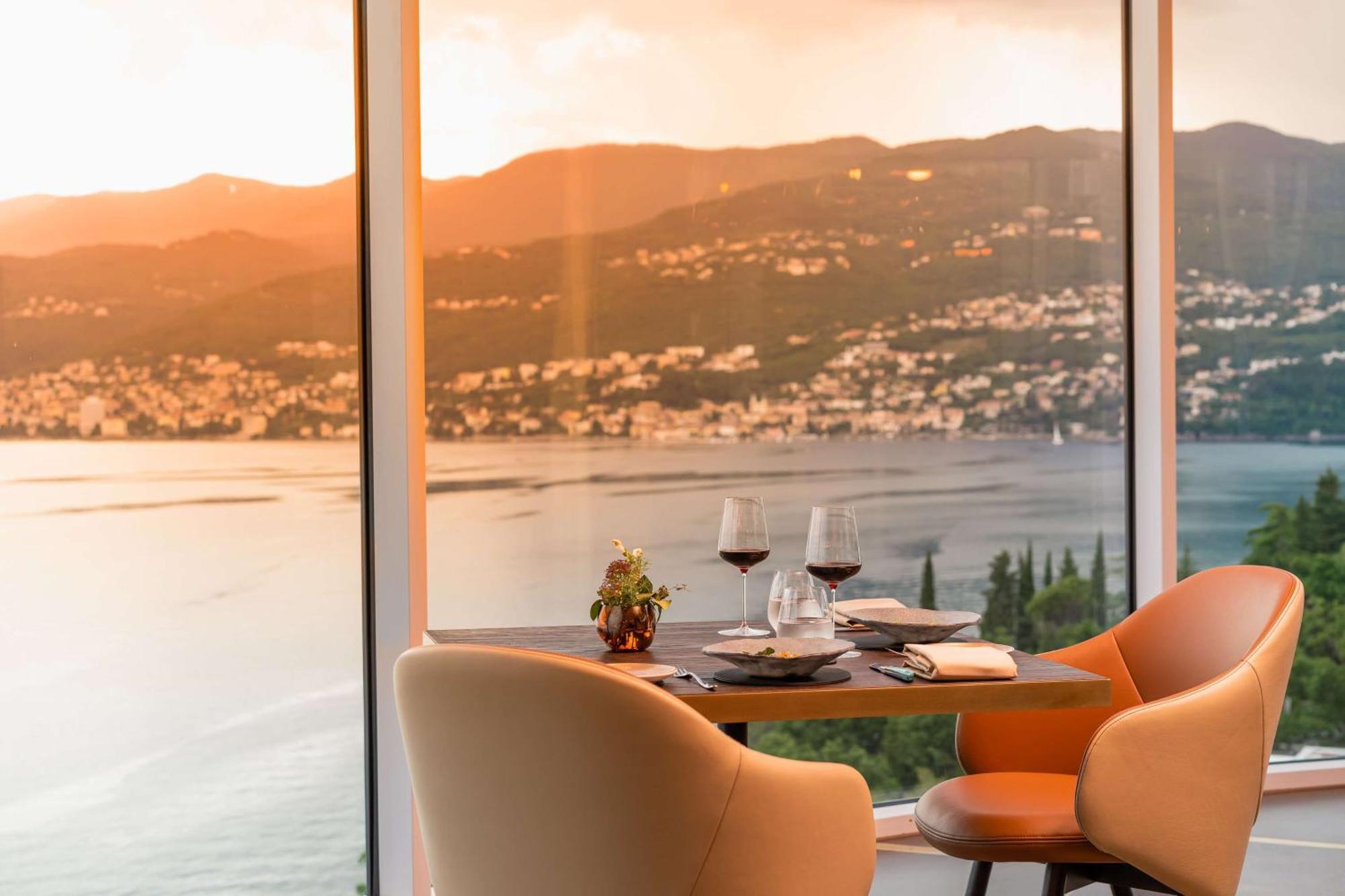 Hilton Rijeka Costabella Beach Resort And Spa Luaran gambar View from the restaurant