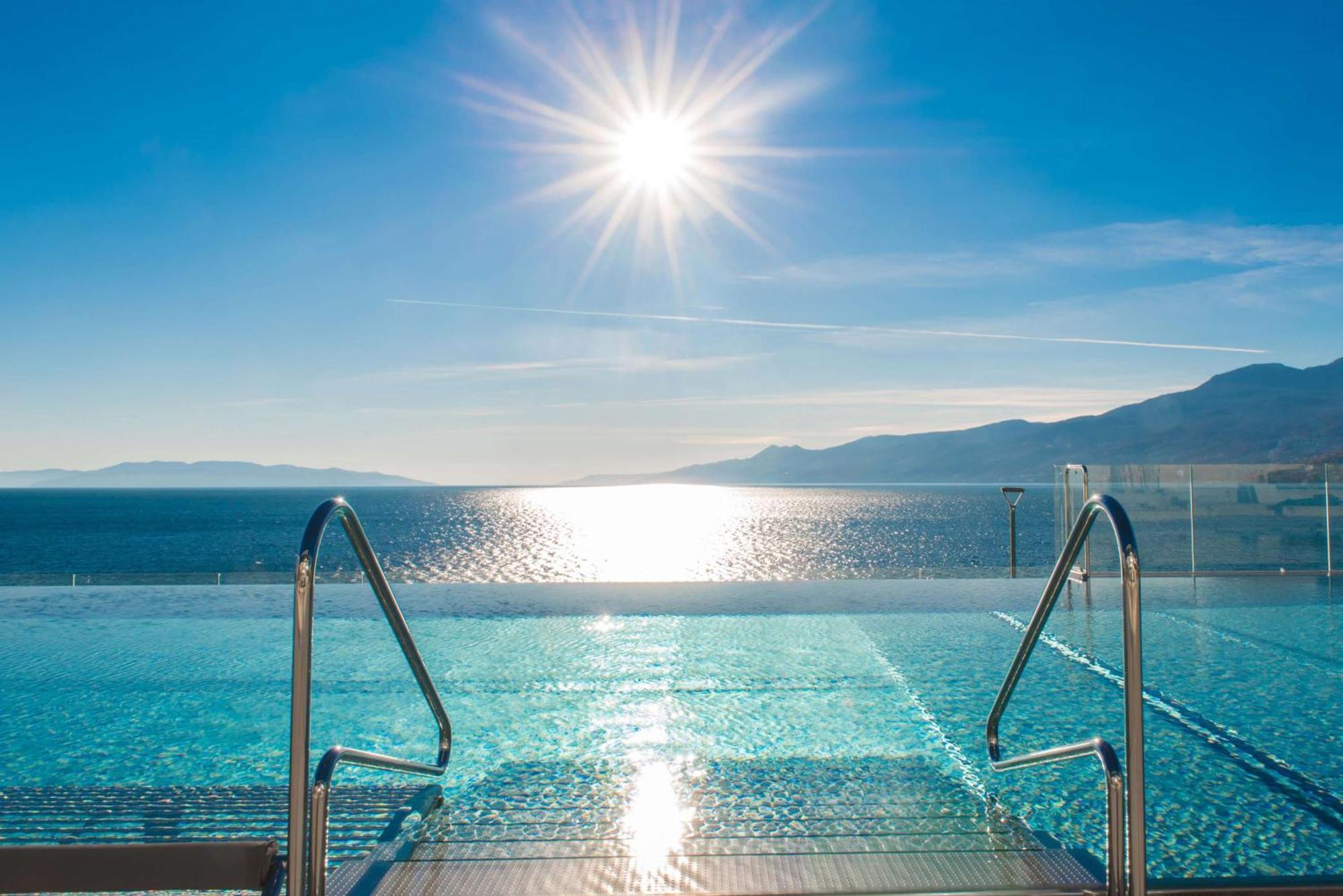 Hilton Rijeka Costabella Beach Resort And Spa Luaran gambar View from the rooftop pool
