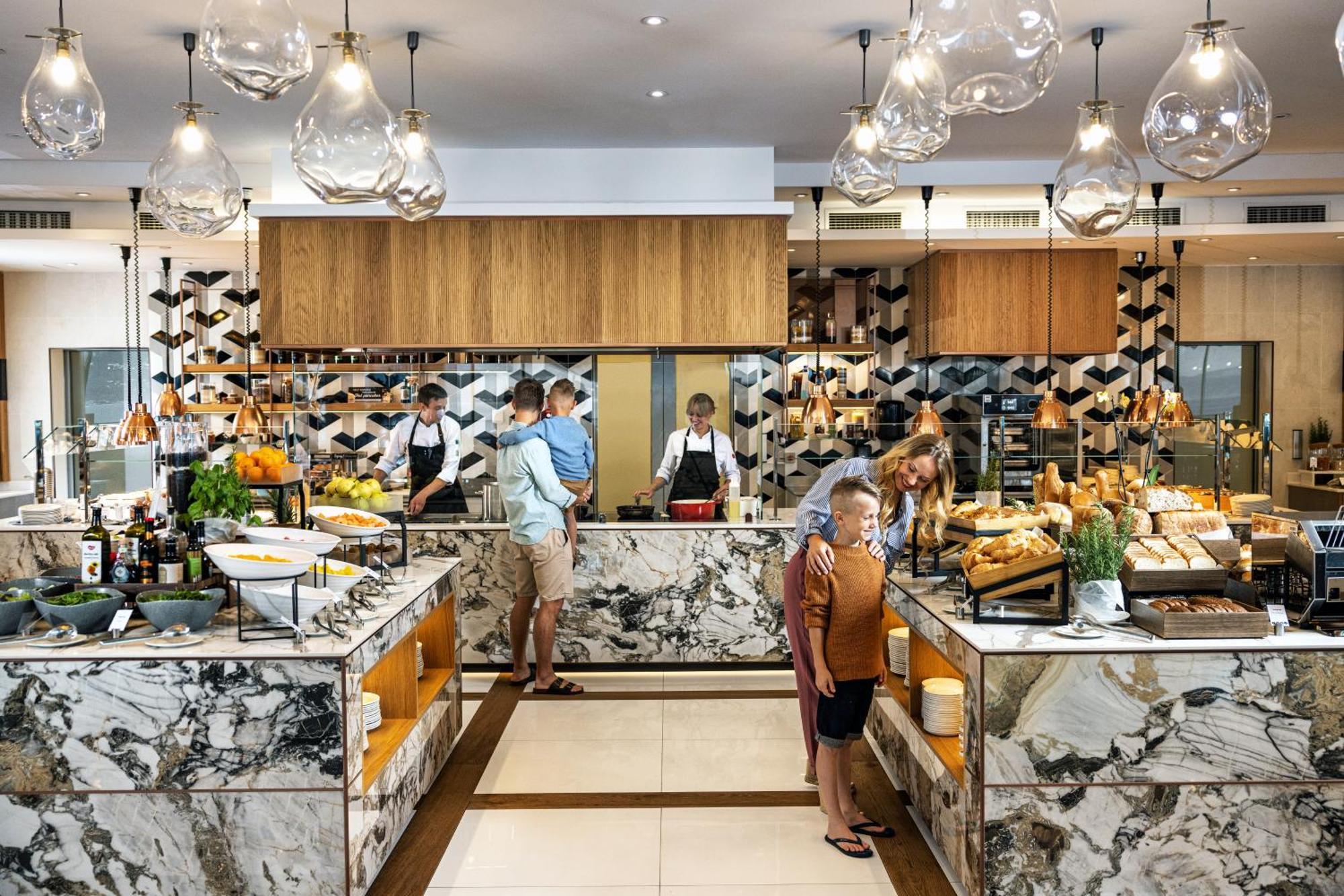 Hilton Rijeka Costabella Beach Resort And Spa Luaran gambar The buffet at the lounge