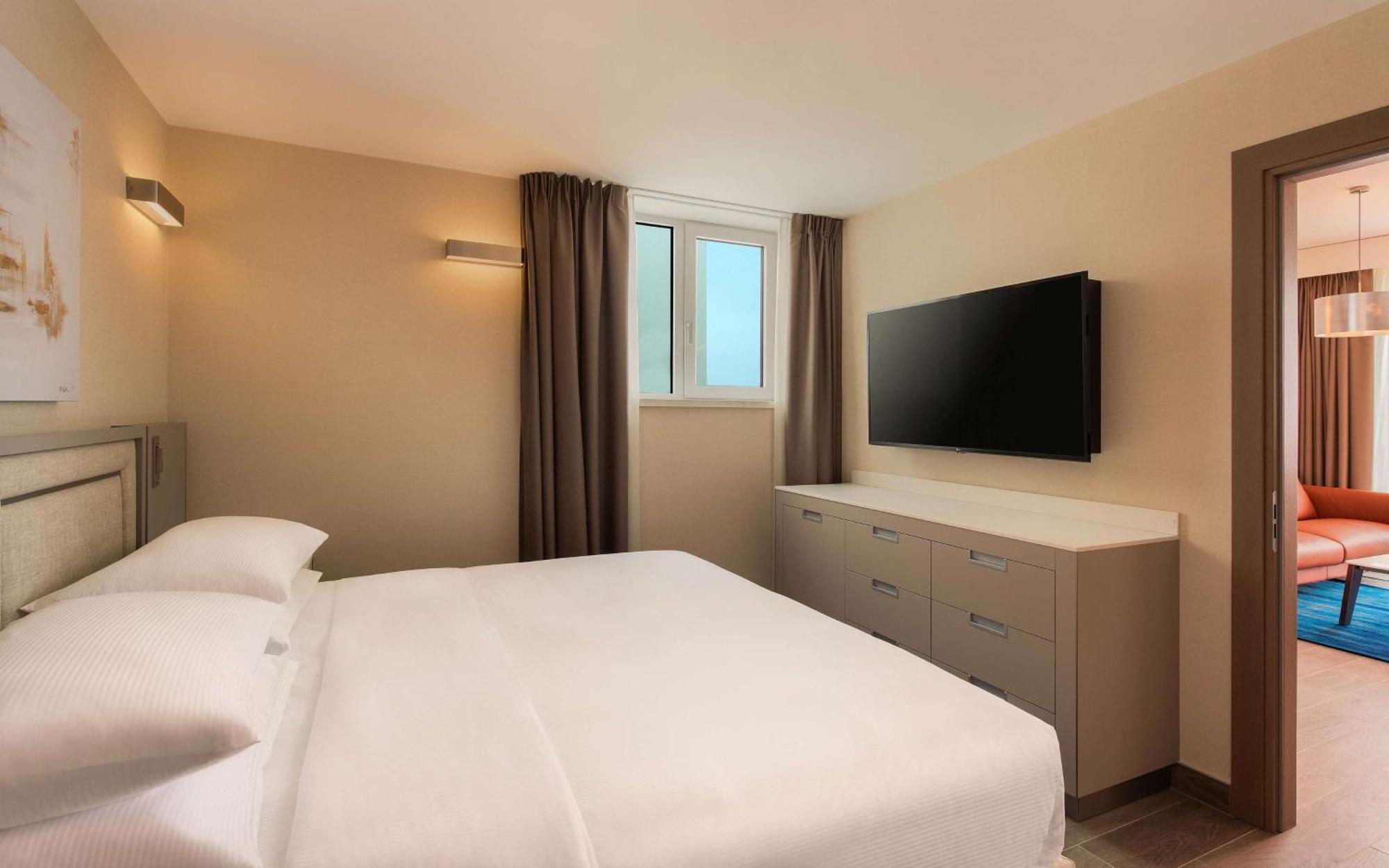 Hilton Rijeka Costabella Beach Resort And Spa Luaran gambar A bedroom at the hotel