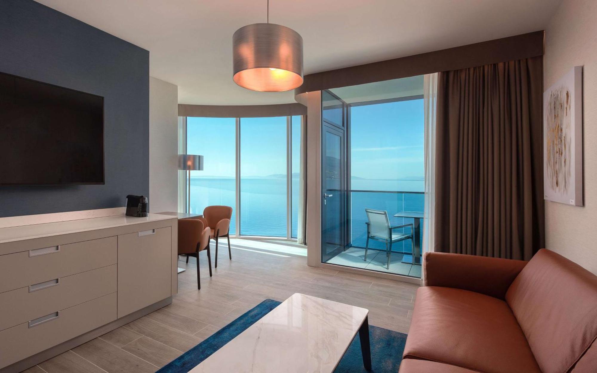 Hilton Rijeka Costabella Beach Resort And Spa Luaran gambar A suite at the Hilton London West End