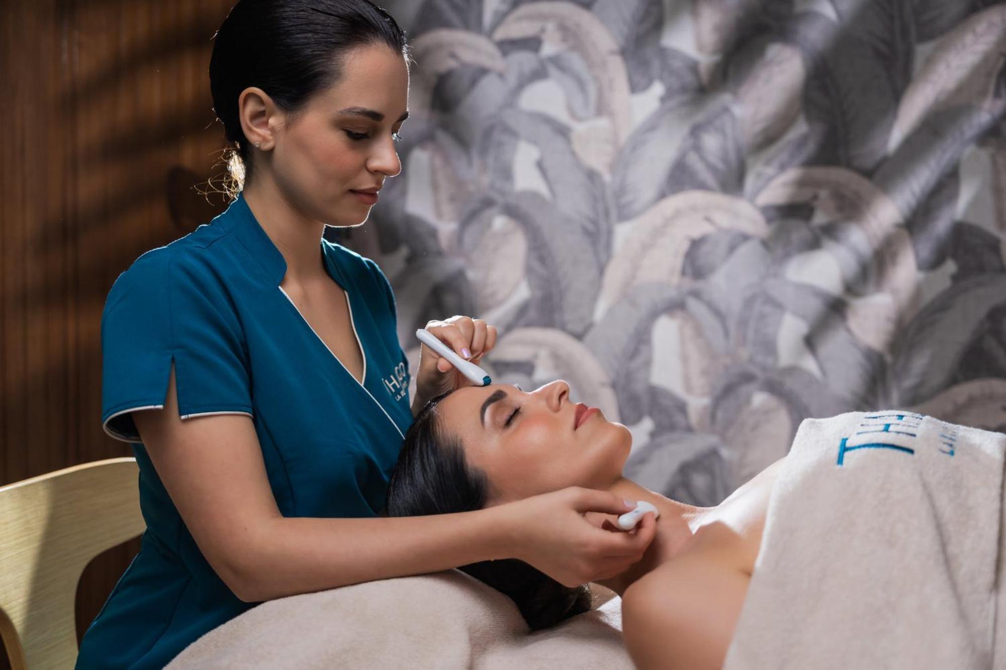 Hilton Rijeka Costabella Beach Resort And Spa Luaran gambar A woman receiving a facial treatment